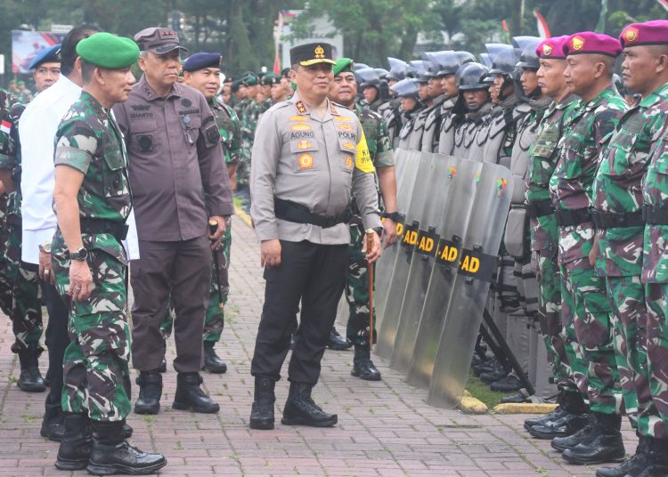 Pangdam I/Bukit Barisan, Mayjen TNI Mochammad Hasan (kiri) saat memeriksa Prajurit TNI dari tiga matra (AD, AL dan AU) personel pengamanan Pemilu 2024.(Satunusantara news/HO-Pendam I/BB).