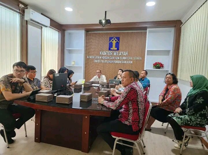 Kepala Divisi Pelayanan Hukum dan HAM, Kanwil Kemenkumham Sumut, Alex Cosmas Pinem (tengah) saat memimpin rapat Persiapan Diseminasi Pelayanan Publik Berbasis HAM.(Satunusantara news/HO-Humas Kemenkumham Sumut).