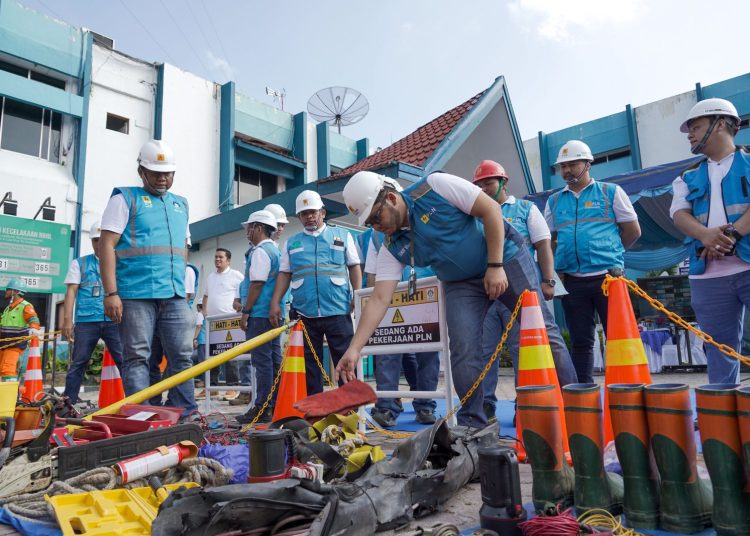Senior Manajer Distribusi Khairul Lingga (tengah) saat memeriksa kesiapan  dan peralaatan personel pada apel Inspection Day serentak di PLN  UP3 Pematang Siantar.(Satunusantara news/HO-PLN UID .(2/02).