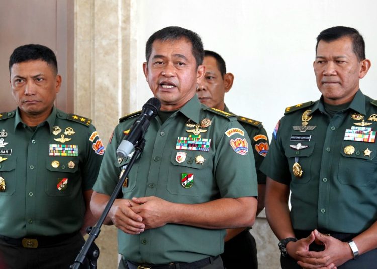 Kepala Staf Angkatan Darat  Jenderal TNI Maruli Simanjuntak (tengah).(Satunusantara news/HO-Dispenad).