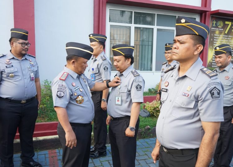 Kalapas Kelas I Medan, Maju Amintas Siburian (kiri) saat memeriksa atribut pakaian seorang pegawai Lapas Medan.(Satunusantara news/HO-Humas Lapas Kelas I Medan).