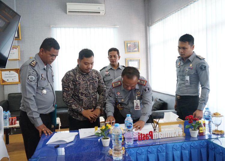 Kalapas Kelas I Medan, Maju Amintas Siburian (tengah) saat menandatangani nota kesepakatan perpanjangan kerja sama pengelolaan limbah B3  dengan PT Sumatera Deli Lestari Indah (SDLI).(Satunusantara news/HO-Humas Lapas I Medan).