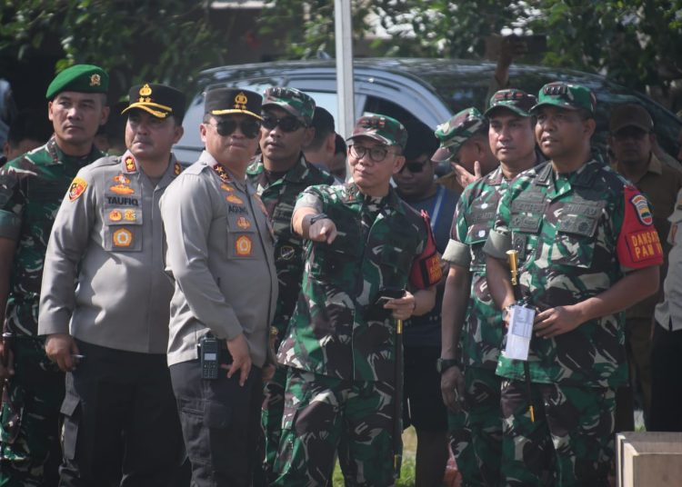 Pangdam I/Bukit Barisan, Mayjen TNI Mochammad Hasan (tengah) saat mendampingi Presiden RI, Joko Widodo bersama Ibu Negara, Iriana Joko Widodo dalam sejumlah kegiatan di Kabupaten Batubara dan Kota Tebingtinggi.(Satunusantara news/HO-Pendam I/BB).