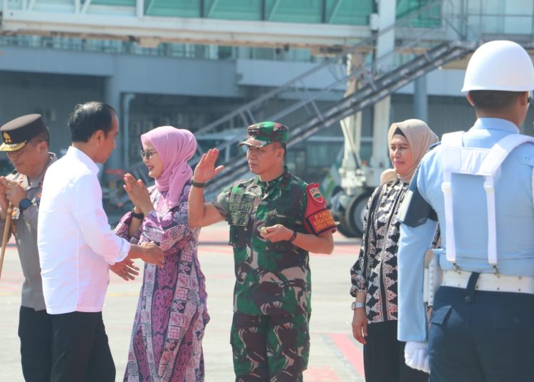 Pangdam I/Bukit Barisan, Mayjen TNI Mochammad Hasan (tengah) saat melepas Presiden RI Joko Widodo  bersama Ibu Negara, Iriana Joko Widodo kembali menuju Jakarta dari Bandara Internasional Kualanamu, Kabupaten Deli Serdang.(Satunusantara news/HO-Pendam I/BB).