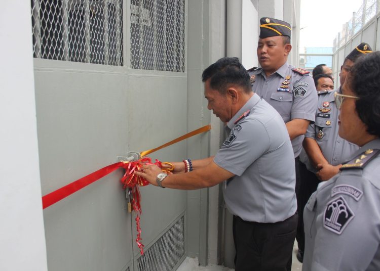 Kakanwil Kemenkumham Sumut, Mhd Jahari Sitepu, saat menggunting pita  pada peresmian gedung blok hunian baru di  Lapas Kelas IIA Binjai.(Satunusantara news/HO-Humas Lapas Binjai).