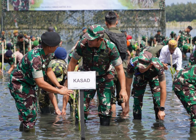 Kasad Jenderal TNI Maruli Simanjuntak (tengah), saat memimpin penanaman  bibit mangrove di Desa Gampong Blang, Kecamatan  Meuraksa, Kota Banda Aceh.(Satunusantara news/HO-Dispenad).