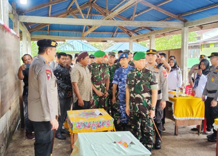 Danrem 031/Wira Bima, Brigjen TNI  Dany Rakca (kanan) saat  meninjau logistik Pemilu 2024 di wilayah Kecamatan Pulau Burung, Kabupaten Indragiri Hilir (Inhil), Provinsi Riau. (Satunusantara news/HO-Penrem 031/Wira Bima).