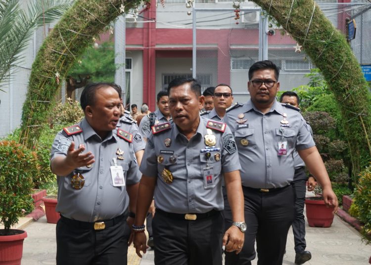 Kakanwil Kemenkumham Sumut, Mhd Jahari Sitepu (tengah) didampingi Kalapas Kelas I Medan Maju Amintas Siburian (kiri) saat memantau kesiapan penyelenggaraan Pemilihan Umum (Pemilu) 2024 di Lapas Kelas I Medan.(Satunusantara news/HO-Humas Kemenkumham Sumut).