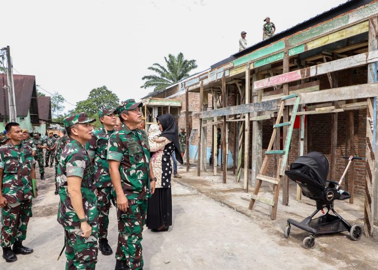 Pangdam I/Bukit Barisan, Mayjen TNI Mochammad Hasan (kiri) mendampingi Kasad Jenderal TNI Maruli Simanjuntak, (kanan) saat meninjau progres pembangunan rumah dinas  prajurit dan rehab Kantor Koramil di jajaran Kodam I/BB.(Satunusantara/HO-Pendam I/BB).