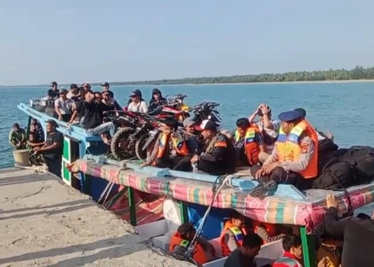 Tujuh personel Nias Barat diberangkatkan mengawal logistik Pemilu 2024 ke pelosok daerah terpencil di Kepulauan Nias.(Satunusantara news/HO-Humas Polda Sumut).