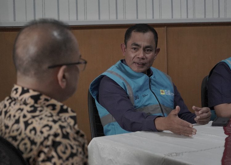 General Manajer PLN UID Sumut, Saleh Siswanto (tengah) saat menyampaikan kondisi listrik baik dan siap menyukseskan Pemilu 2024.(Satunusantara news/HO-Humas PLN UID Sumut).