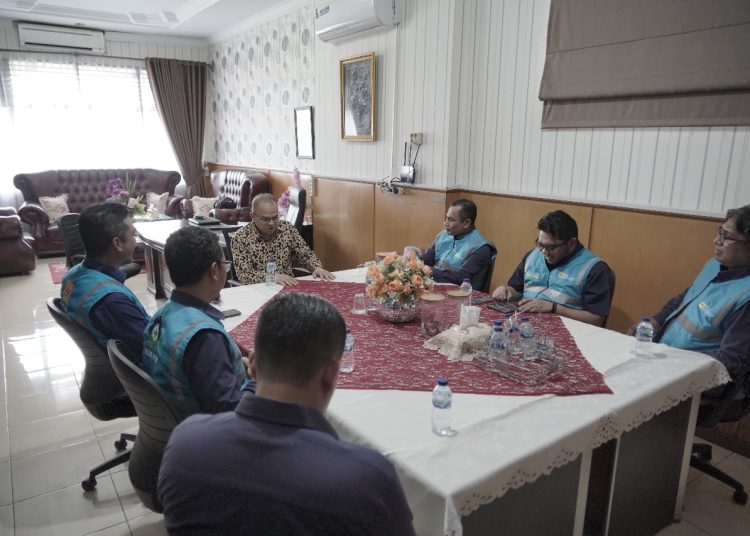 General Manajer PLN UID Sumut, Saleh Siswanto (nomor tiga dari kanan) saat berkunjung ke KPU Provinsi Sumut.(Satunusantara news/HO-Humas PLN UID Sumut).
