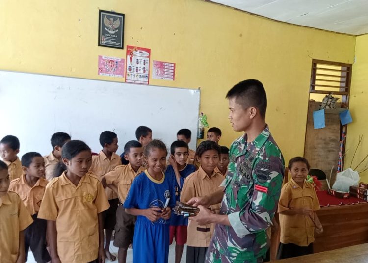 Personel Satgas Yonkav 6/Naga Karimata membagikan cokelat kepada Murid SD Katolik di Desa Manusasi, Kecamatan Miomaffo Barat, Kabupaten TTU, Provinsi NTT .(Satunusantara news/HO-Penerangan Yonkav 6/Nags Karimata)