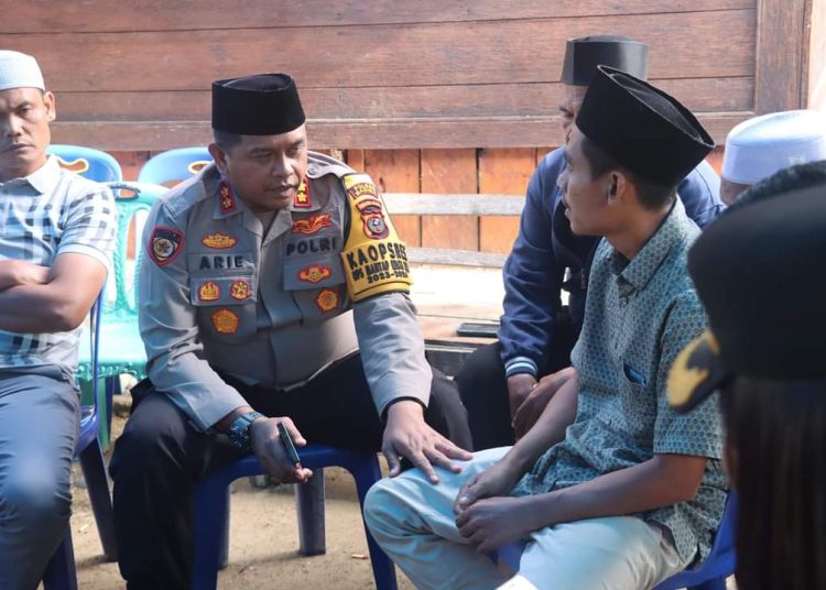 Kapolres Madina AKBP Arie Sofandi Paloh,saat berada di rumah korban  Parlan Soraya Lintang (25) Ketua PPK Pakantan.(Satunusantara news/HO-Polres Madina)