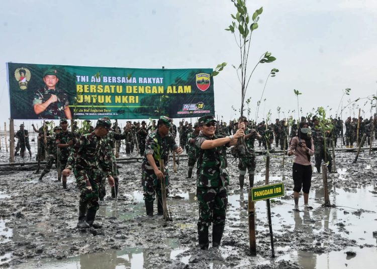 Pangdam I/BB Mayjen TNI Mochammad Hasan, saat menanam pohon  mangrove di Desa Paluh Merbau, Kecamatan Percut Seituan, Kabupaten Deli Serdang.(Satunusantara news/HO-Pendam I/BB).