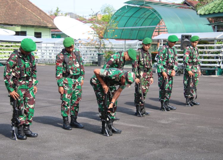 Tim Waslakgiat Permildas Kodiklat TNI AD melaksanakan pengawasan pelaksanaan kegiatan Pembinaan Permildas kepada anggota Korem 032/Wbr.(Satunusantara news/HO-Penrem 032/Wbr).