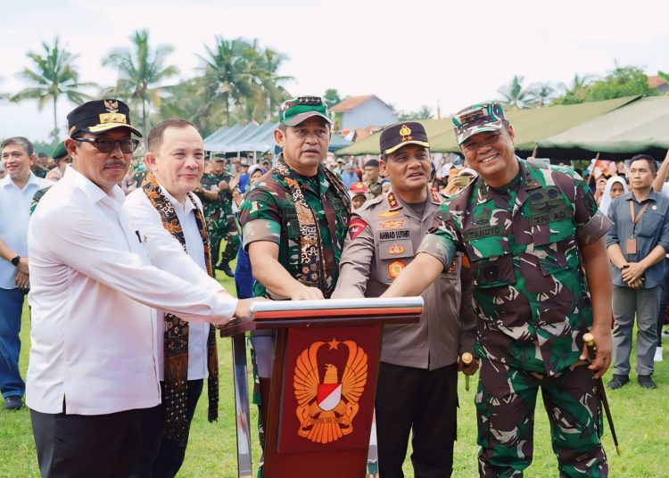 Kasad Jenderal TNI Maruli Simanjuntak (tengah) saat meresmikan berbagai program peningkatan kesejahteraan masyarakat yang digelar di wilayah Kodam IV/Diponegoro.(Satunusantara news/HO-Dispenad).