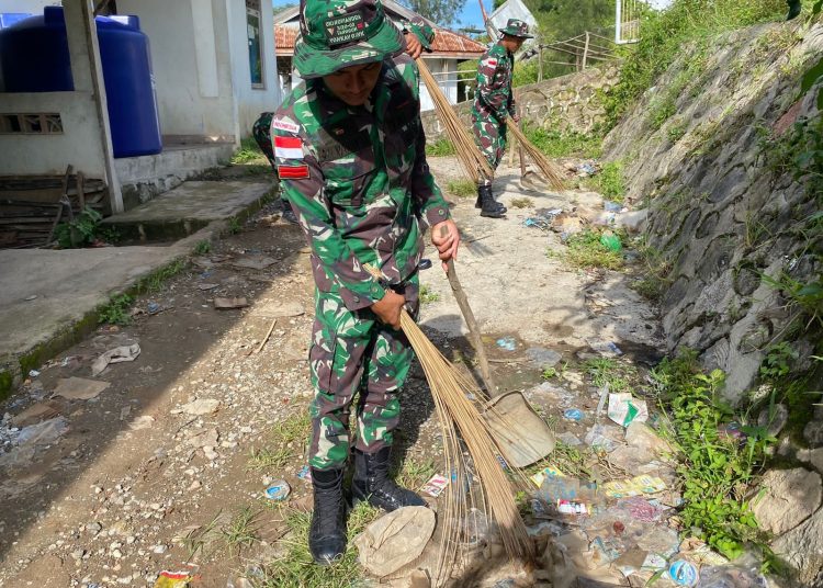 Personel Satgas Yonkav 6/Naga Karimata, saat membersihkan sampah di Pasar Desa Haumeniana, Kecamatan Bikomi Nilulat, Kabupaten TTU, Provinsi NTT (Satunusantara news/HO-Yonkav  6/Naga Karimata).