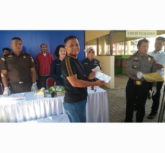 Kasubdit Penmas Polda Sumut AKBP Sonny Siregar (kanan) dan Wartawan Gibson Simanjuntak (kiri) saat memusnahkan barang bukti narkoba hasil tangkapan Polda Sumut.(Satunusantara news/HO-Humas Polda Sumut).