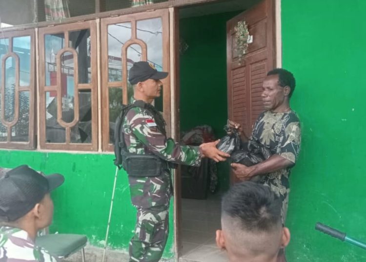 Personel Satgas Yonif 122/Tombak Sakti memberikan sembako kepada masyarakat Kampung Wambes,, Distrik Mannem, Kabupaten Keerom, Provinsi Papua.(Satunusantara news/HO-Yonif 122/Tombak Sakti).