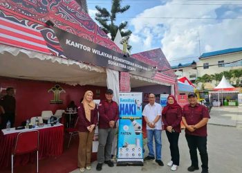 Kakanwil Kemenkumham Sumut serahkan piagam penghargaan kepada pegawai teladan