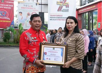 Kakanwil Kemenkumham Sumut serahkan piagam penghargaan kepada pegawai teladan