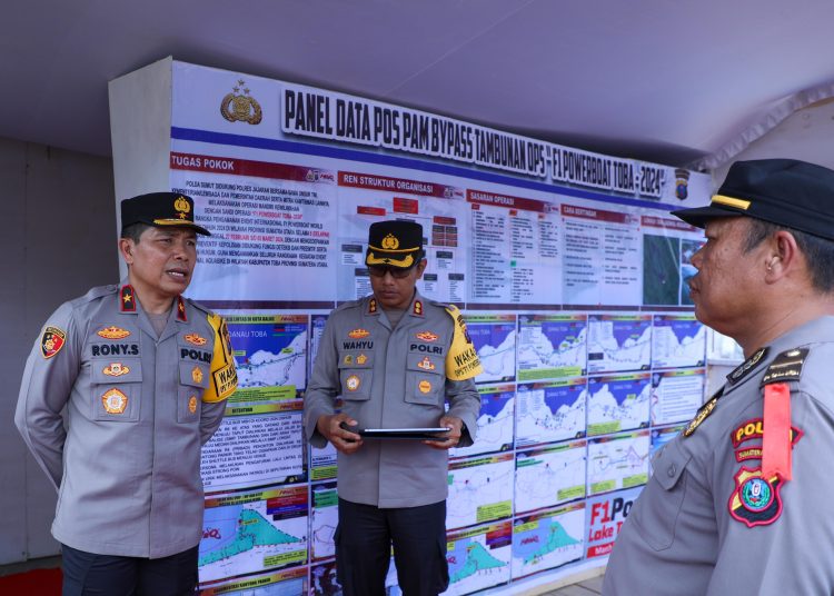 Wakapolda Sumut Brigjen Pol Rony Samtana (kiri) saat meninjau pos pengamanan F1 Powerboat 2024  di Danau Toba, Balige.(Satunusantara news/HO-Humas Polda Sumut).