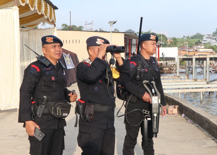 Personel Satuan Brimob Polda Sumut mengambil tindakan tegas terhadap delapan drone liar yang tidak memiliki izin terbang di sekitar venue F1 Powerboat, Danau Toba, Kabupaten Toba.(Satunusantara news/HO-Humas Polda Sumut).