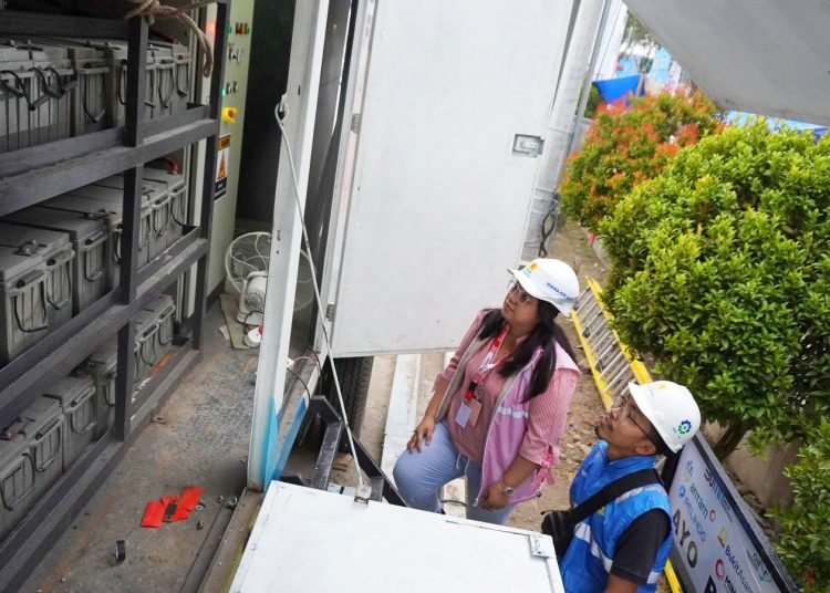 Srikandi PLN UID Sumut dalam memastikan pasokan listrik andal, selalu melakukan pengecekan  salah satu Uninterruptible Power Supply (UPS) yang mensuplai ke venue utama kejuaraan dunia F1 Powerboat di Balige.(Satunusantara news/HO-PLN UID Sumut).