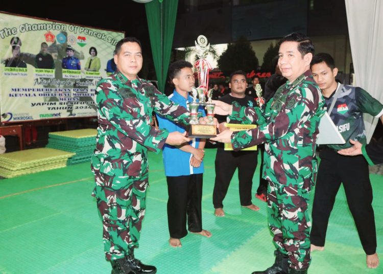 Kaotmilti I Medan), Laksamana Pertama TNI Effendy Maruapey (kanan) saat menyerahkan  Tropy Piala bergilir Kaotmilti I Medan yang direbut oleh Kontingen Perguruan Silsifu Yapim Biru-biru sebagai juara umum pertama.(Satunusantara news/HO-Istimewa).