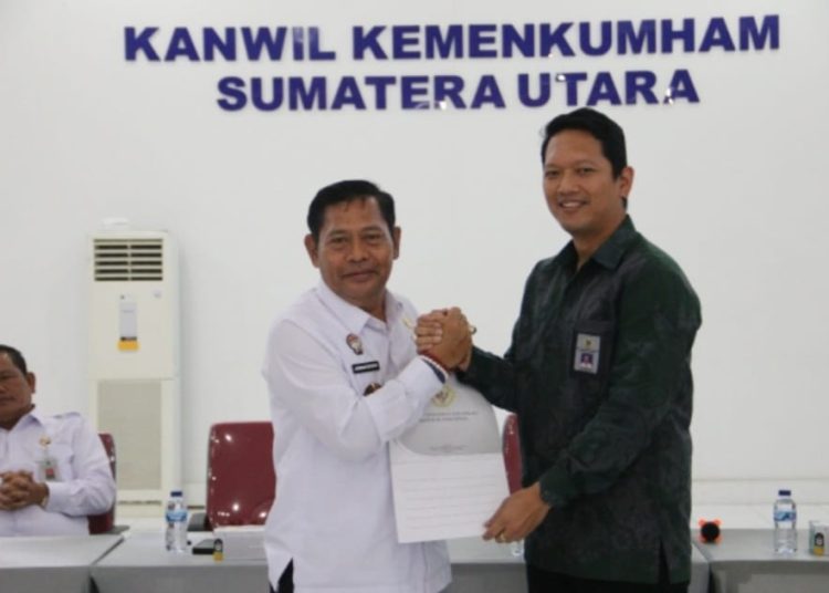 Kakanwil Kemenkumham Sumut Mhd Jahari Sitepu (kiri) saat menerima  audit tim dari BPK yang diwakili oleh Reza.(Satunusantara news/HO-Humas Kemenkumham Sumut).
