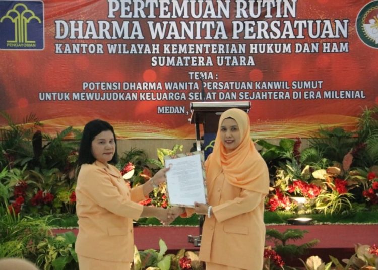 Ketua Dharma Wanita Persatuan (DPW) Ade Irma Jahari Sitepu (kanan) saat menyerahkan
 Surat Keputusan (SK) Kepengurusan Dharma Wanita Persatuan (DPW) yang baru.(Satunusantara news/HO-Humas Kemenkumham Sumut).