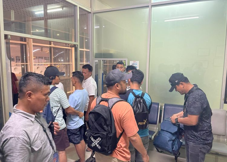 Petugas Bandara Internasional Kualanamu, Kabupaten Deli Serdang mengamankan dua orang calon penumpang,  M dan Z (nomor dua dan tiga dari kir) diduga membawa narkotika sebanyak empat bungkus.(Satunusantara news/HO-Humas PT Angkasa Pura Aviasi Bandara Kualanamu).