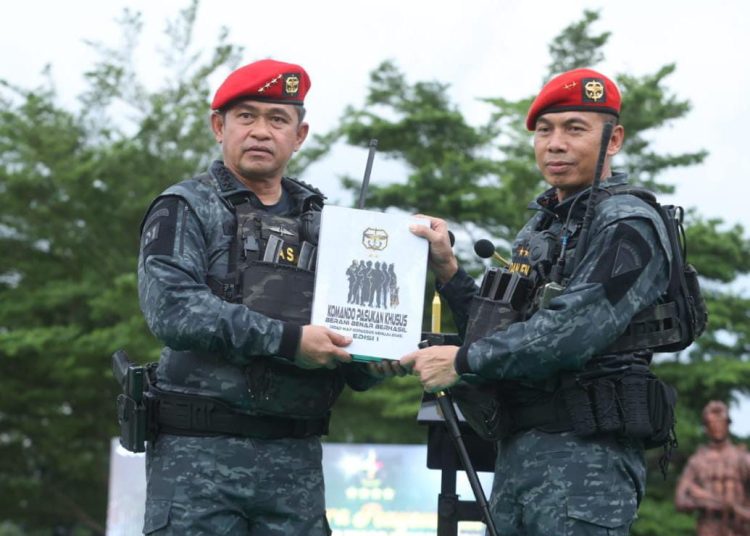 Kasad Jenderal TNI Maruli Simanjuntak (kiri) saat menerima Brevet Anti Teror Kehormatan dari Satgultor 81 Kopassus  yang diberikan  Danjen Kopassus Mayjen TNI Deddy Suryadi.(Satunusantara news/HO-Dispenad).