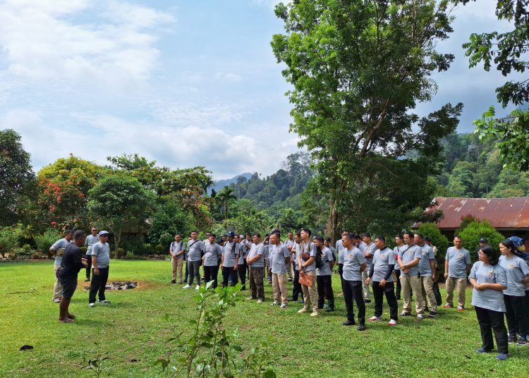 Pegawai Rutan  Kelas I Labuhan Deli, saat menggelar pembinaan fisik, mental dan disiplin  di kawasan Sungai Tangkahan, Kabupaten Langkat.(Satunusantara news/HO-Humas Rutan Labuhan Deli).