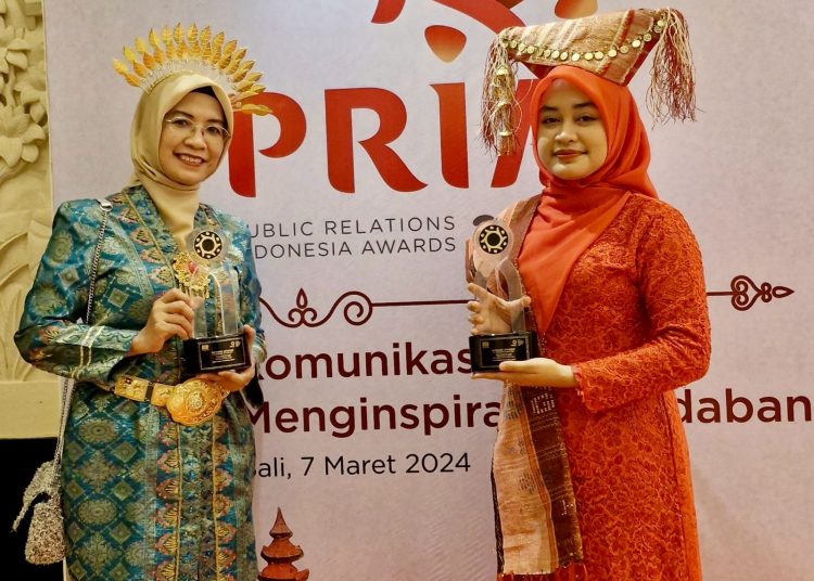 Kepala Kantor Humas dan Protokoler USU, Amalia Meutia, M.Psi, Psikolog,  (kanan) saat menerima penghargaan pada puncak acara ajang bergengsi The 9th PR INDONESIA Awards (PRIA),  di Aston Hotel Denpasar, Bali.(Satunusantara news/HO-Humas USU).