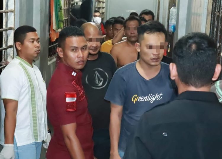 Petugas  Lapas Kelas IIA Rantauprapat menggelar razia dalam upaya mensterilkan handphone, pungli, narkoba di  blok hunian D dan tes urine WBP pada awal bulan Suci Ramadhan 1445 Hijriah. (Satunusantara news/HO-Humas Lapas Kelaa IIA Rantauprapat).