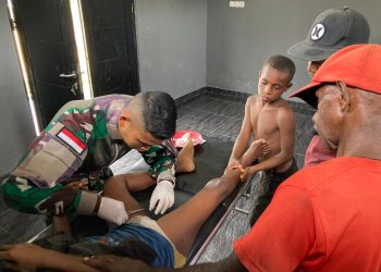 Satgas Yonif 122/TS bantu obati warga yang terluka di Kota Jayapura