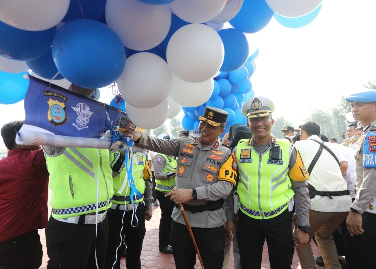 Kapolda Sumut Irjen Pol Agung Setya Imam Effendi (kiri) saat menerbangkan balon berisi kupon doorprize berhadiah tiga ekor sapi.(Satunusantara news/HO-Humas Polda Sumut).