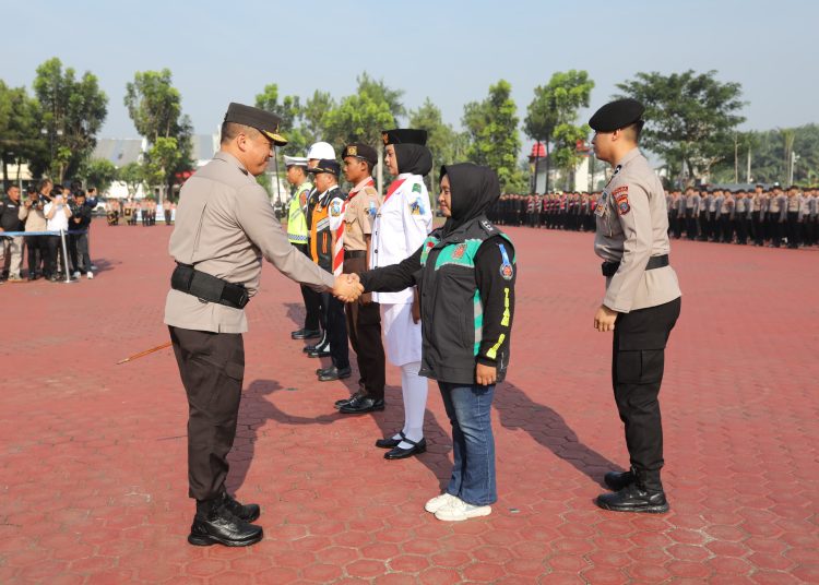Kapolda Sumut  Irjen Pol Agung Setya Imam Effendi (kiri) saat menyalami petugas Operasi Keselamatan Toba 2024.(Satunusantara news/HO-Humas Polda Sumut).