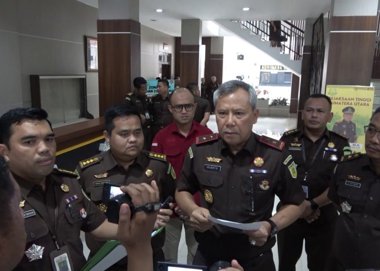 Kepala Kejaksaan Tinggi Sumut Idianto (tengah) saat menjelaskan penahanan dua  tersangka diduga korupsi pengadaan Peralatan Pendukung  COVID- 19  di Dinas Kesehatan Provinsi Sumut Tahun Anggaran 2020.(Satunusantara news/HO-Humas Kejati Sumut).