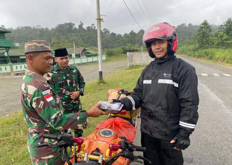 Personel Satgas Pamtas Yonif 122/TS membagikan takjil pada bulan Suci Ramadhan 1445 H kepada masyarakat di Kampung Pund, Distrik waris, Kabupaten Keerom, Provinsi Jayapura.(Satunusantara news/HO-Yonif 122/TS).