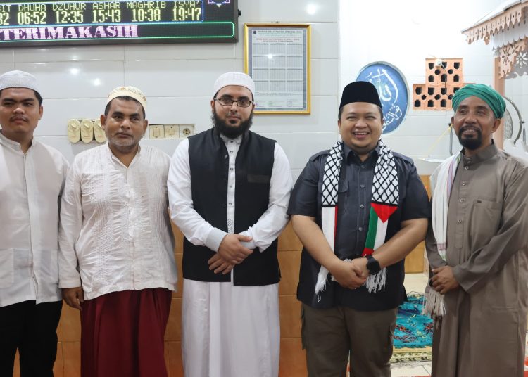 Bupati Tapsel Dolly Pasaribu (nomor dua  dari kanan) saat foto bersama dengan   Ulama dari Palestina yakni, Syekh Khalid Hany Mursyid.(Satunusantara news/HO-Prokopim Tapsel)