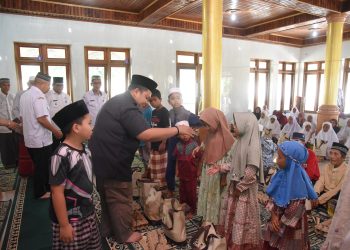Bupati Tapsel dan Ketua TP PKK salurkan ratusan paket sembako pada Ramadhan 1445 H