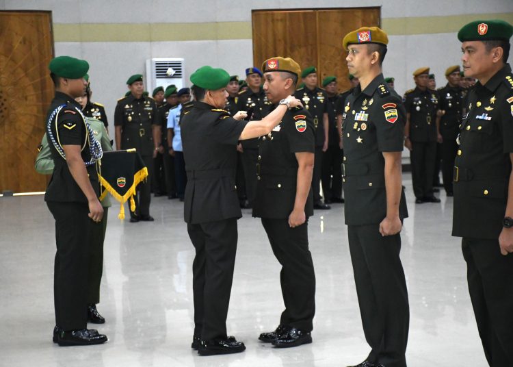 Pangdam I/BB Mayjen TNI Mochammad Hasan (kiri) saat melaksanakan serah jabatan Danmenarhanud 2/SSM dari Kolonel Arh Aji Prasetyo Nugroho  kepada Letkol Arh R Jatmiko Adhi, di Balai  Prajurit  Makodam I/BB Medan.(Satunusantara news/HO-Pendam I/BB).