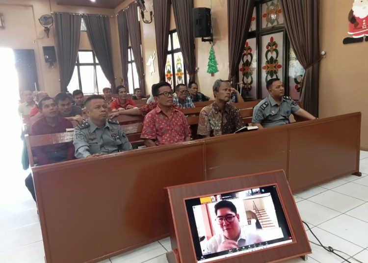 Warga Binaan Pemasyarakatan Lapas Kelas I Medan mengikuti ibadah  bersama Ditjen PAS dan YPWBP Cahaya Kasih melalui aplikasi zoom meeting di Gereja Oikumene St.Paulus Lapas Kelas I Medan.(Satunusantara news/HO- Humas Lapas Kelas I Medan).