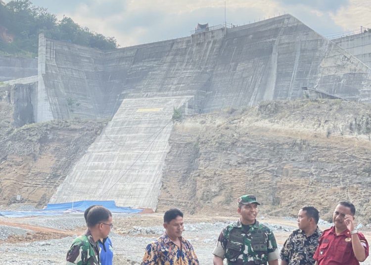 Danrem 022/PT Kolonel Agustatius Sitepu (tengah) saat  meninjau proyek bendungan Lau Simeme, Kecamatan Biru-biru, Kabupaten Deli Serdang.(Satunusantara news/HO - Korem 022/PT)