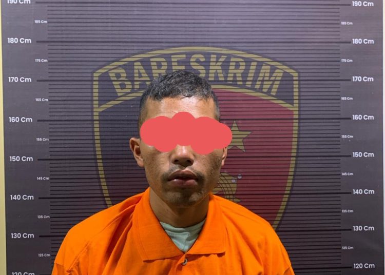 Tersangka pemuda JS (21)  ketahuan mengintip dan merekam dengan menggunakan kamera handphone seorang gadis di kamar mandi umum, ditahan di Polres Taput.(Satunusantara news/HO-Humas Polres Taput).