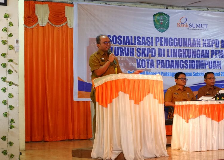 Pj. Wali kota Padangsidimpuan, Dr. H. Letnan Dalimunthe, S.K.M, M.Kes, saat membuka sosialisasi penggunaan Kartu Kredit Pemerintah Daerah (KKPD) kepada seluruh SKPD di lingkup Pemerintah Kota Padangsidimpuan.(Satunusantara news/HO- Kominfo Padangsidimpuan)