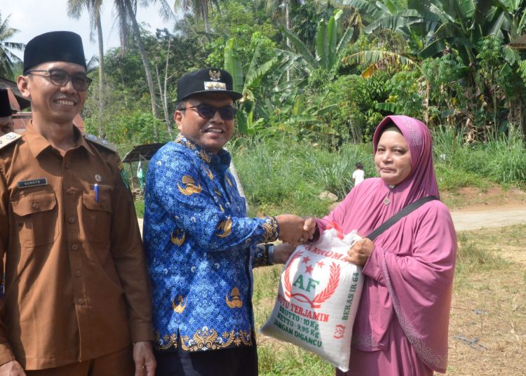 Pj. Wali kota Padangsidimpuan, Dr. H. Letnan Dalimunthe, SKM, M. Kes, saat memberikan bantuan beras kepada warga Desa Siloting.(Satunusantara news/HO-Kominfo Padangsidimpuan).